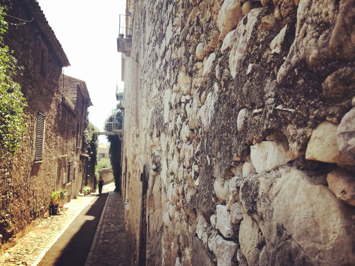 Narrow path. 

#enterin #narrowpath #bijoucache #cotedazurfrance #cannes2023 #cannes #france