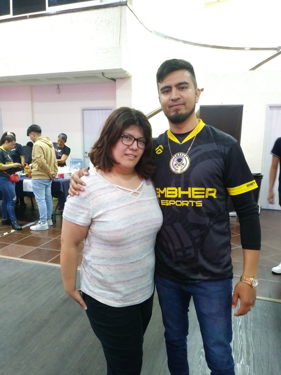 Bueno, voy a seguir presumiendo 🙊

Muchas gracias <a href="/Manuel_D98/">Dhaamon</a> por tomarte una foto conmigo y también es un honor conocerte en persona 🖤