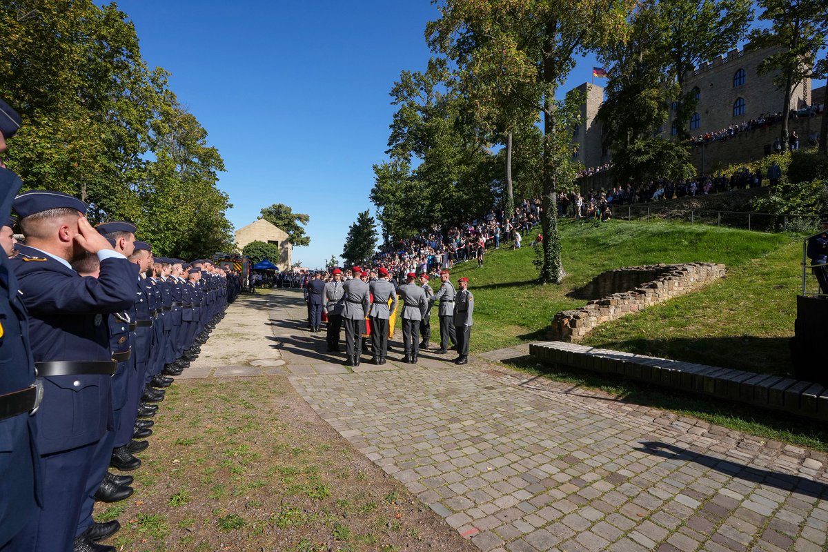 Pfalzfoto's tweet photo. Gelöbnis am 14.09.2023 auf dem Hambacher Schloss bei Neustadt an der Weinstraße.   

#Bundeswehr #Luftwaffenausbildungsbataillon #Germersheim #ABCAbwehrbataillon750Baden #Bruchsal #Gelöbnis https://t.co/ROoH3Y96ZH