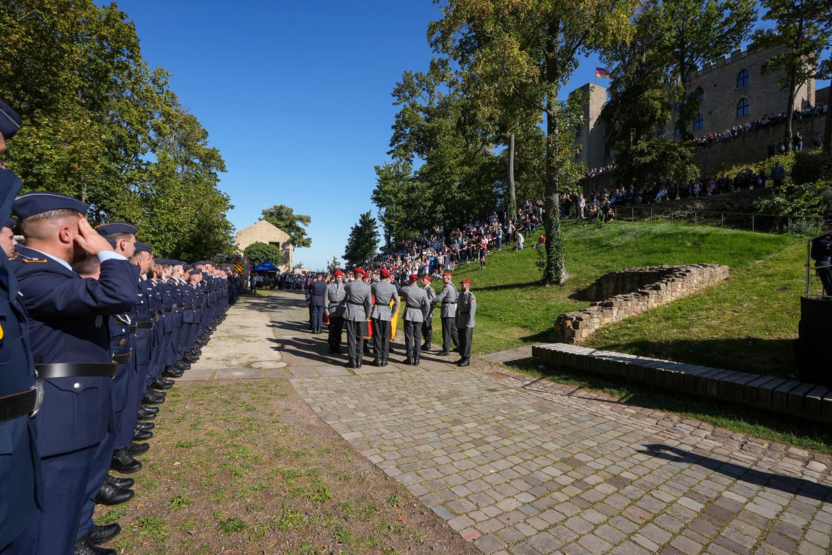 Gelöbnis am 14.09.2023 auf dem Hambacher Schloss bei Neustadt an der Weinstraße.   

#Bundeswehr #Luftwaffenausbildungsbataillon #Germersheim #ABCAbwehrbataillon750Baden #Bruchsal #Gelöbnis