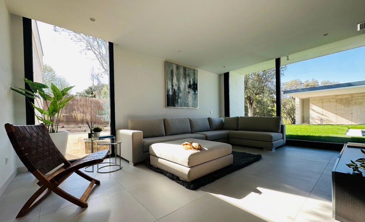 theulthouse's tweet photo. Discover FH2L's innovative architecture:

A home that defies boundaries, merging interior and exterior in perfect harmony. 🏡✨ 

#ModernArchitecture #UniqueDesign https://t.co/NRJnjkFzpp