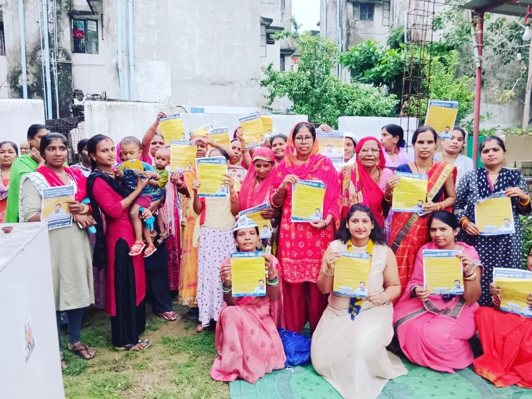 बिलासपुर जिलाध्यक्ष(महिला विंग) श्रीमती Aasna Jaiswal जी ने बेलतरा विधानसभा में महिलाओं के बीच केजरीवाल की गारंटी को समझाया और गारंटी कार्ड का वितरण किया। 
साथ ही आगामी 16  तारीख को केजरीवाल जी के जगदलपुर रैली में शामिल होने हेतु महिलाओं से अपील की। 

#KejriwalKiGuarantee