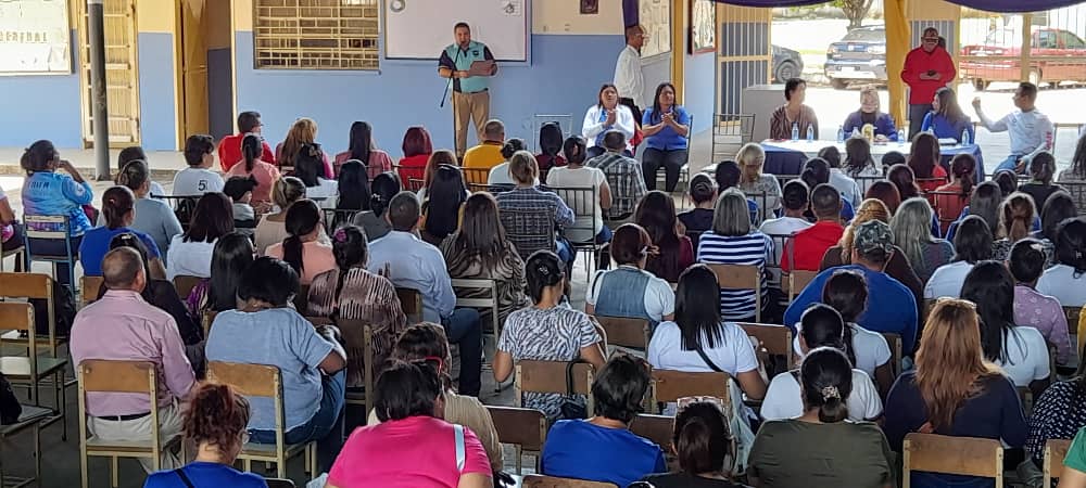 En el municipio Anaco nos reunimos con Directores de instituciones educativas de los municipios de la zona centro dando Orientaciones rumbo al  inicio del año escolar 2023/2024 y Plan de saneamiento, desmalezamiento y ambientación.

@nicolasmaduro 
@_laavanzadora 
@mppeducacion