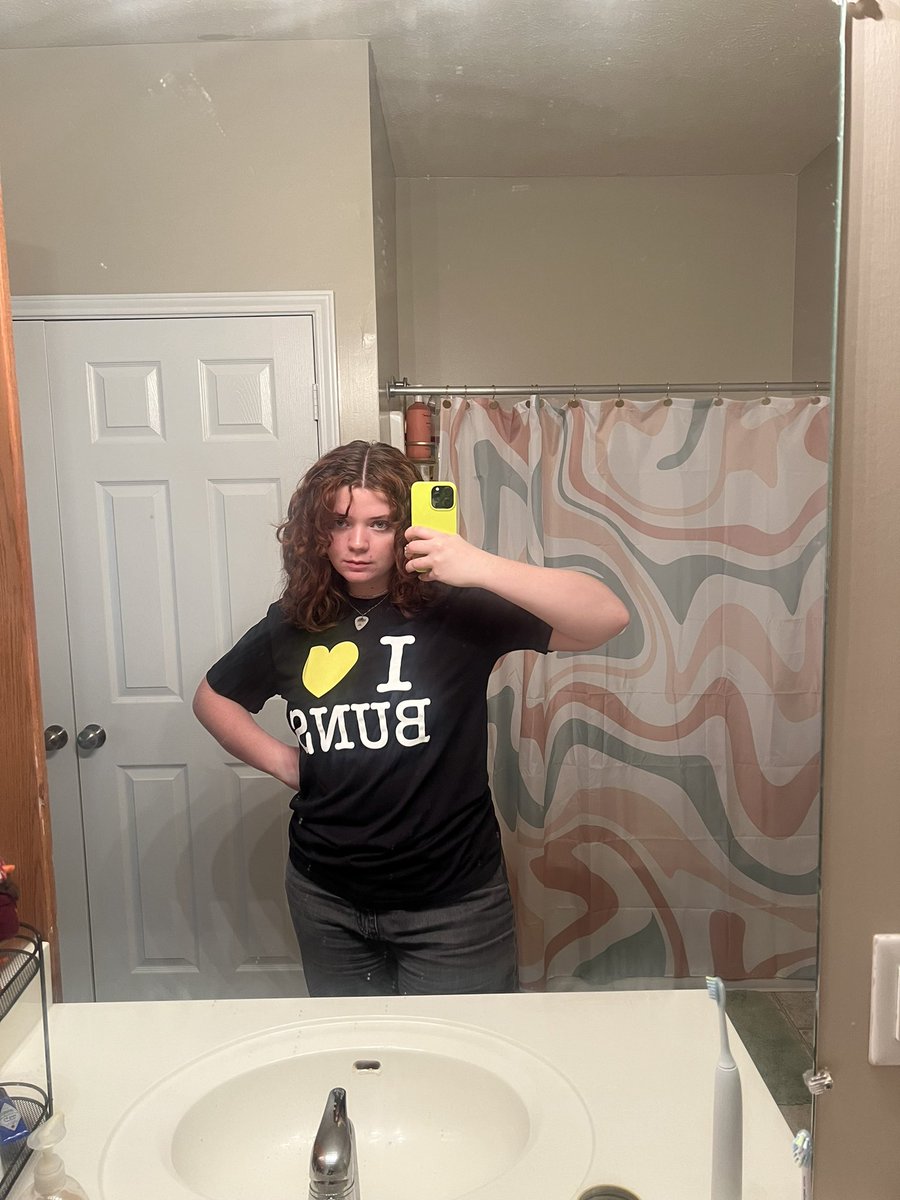 VRONILIVE's tweet image. BREAD! i’m obsessed w the texture of the shirts they’re like like weight and slouchy it’s so good