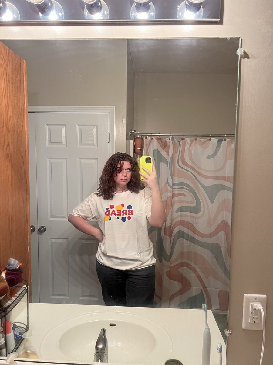 VRONILIVE's tweet image. BREAD! i’m obsessed w the texture of the shirts they’re like like weight and slouchy it’s so good