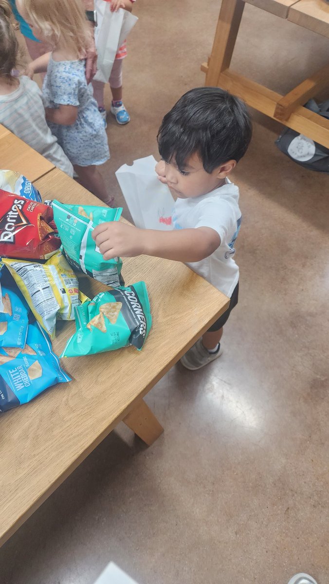 EhayesMV's tweet photo. Little hands...big hearts! Fall Week of Impact service with special friends and grandparents. #mvschool #growandgive https://t.co/IK8u4qCbAt