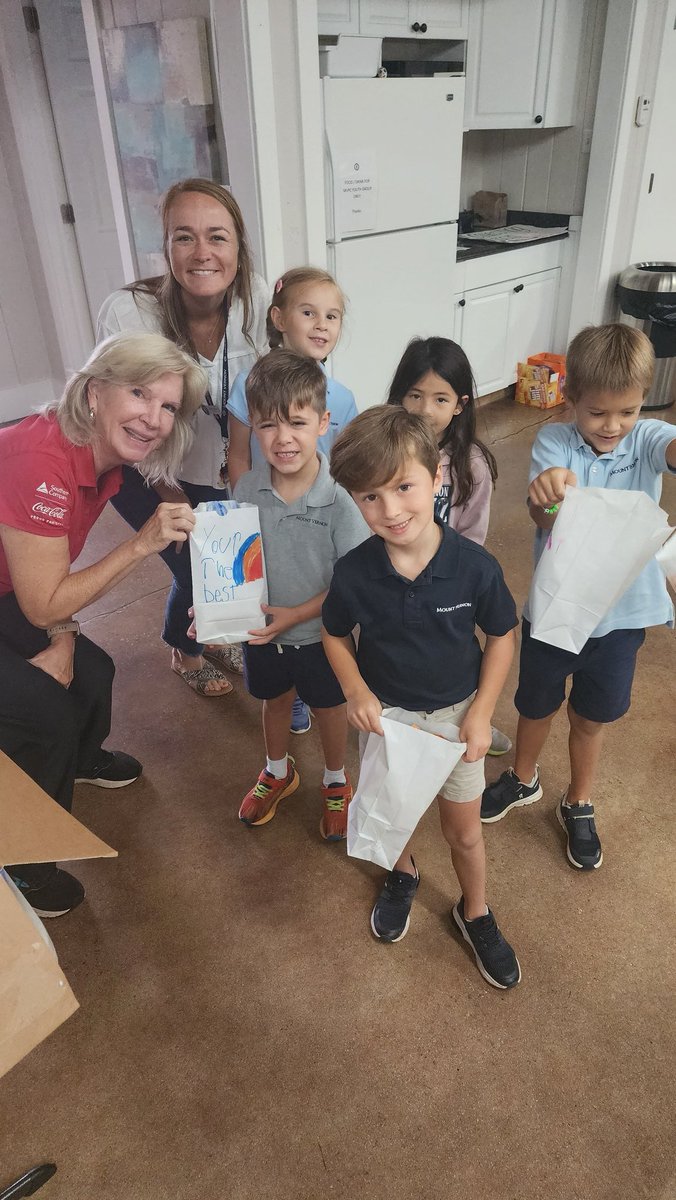 EhayesMV's tweet photo. Little hands...big hearts! Fall Week of Impact service with special friends and grandparents. #mvschool #growandgive https://t.co/IK8u4qCbAt