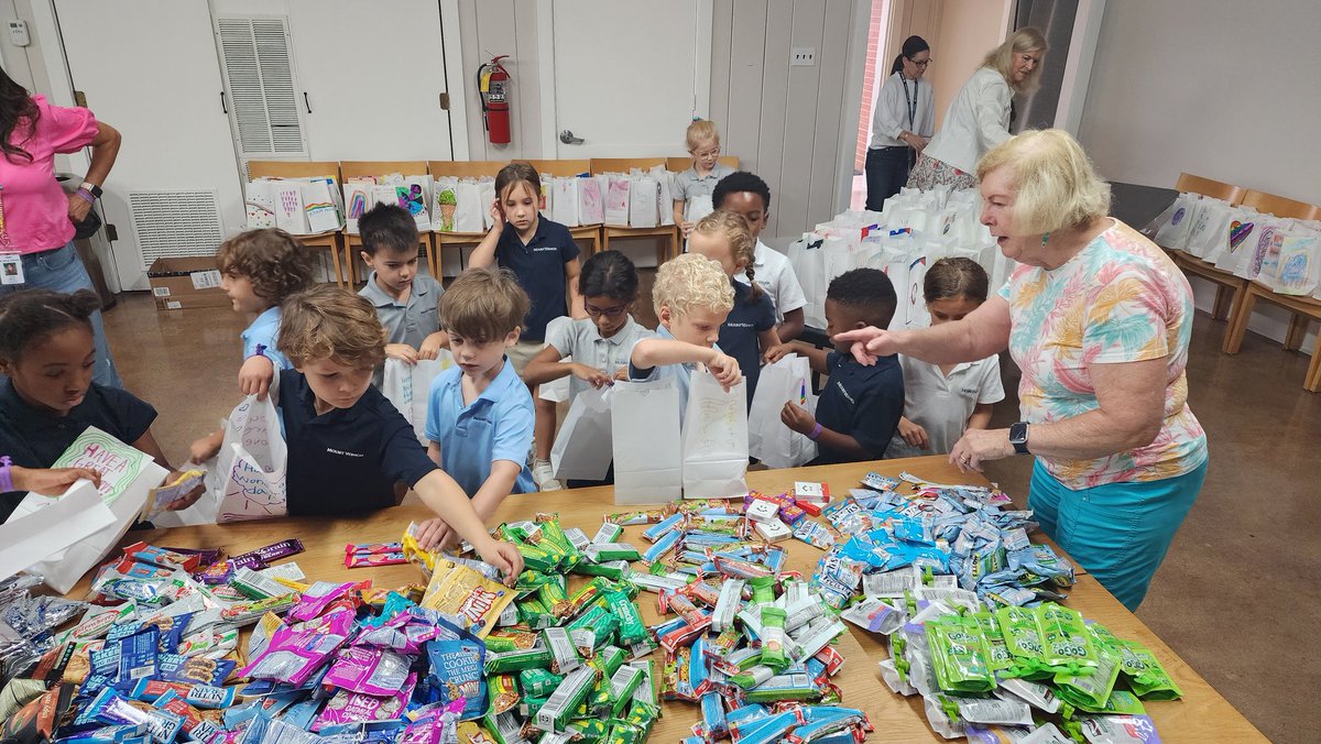 EhayesMV's tweet photo. Little hands...big hearts! Fall Week of Impact service with special friends and grandparents. #mvschool #growandgive https://t.co/IK8u4qCbAt
