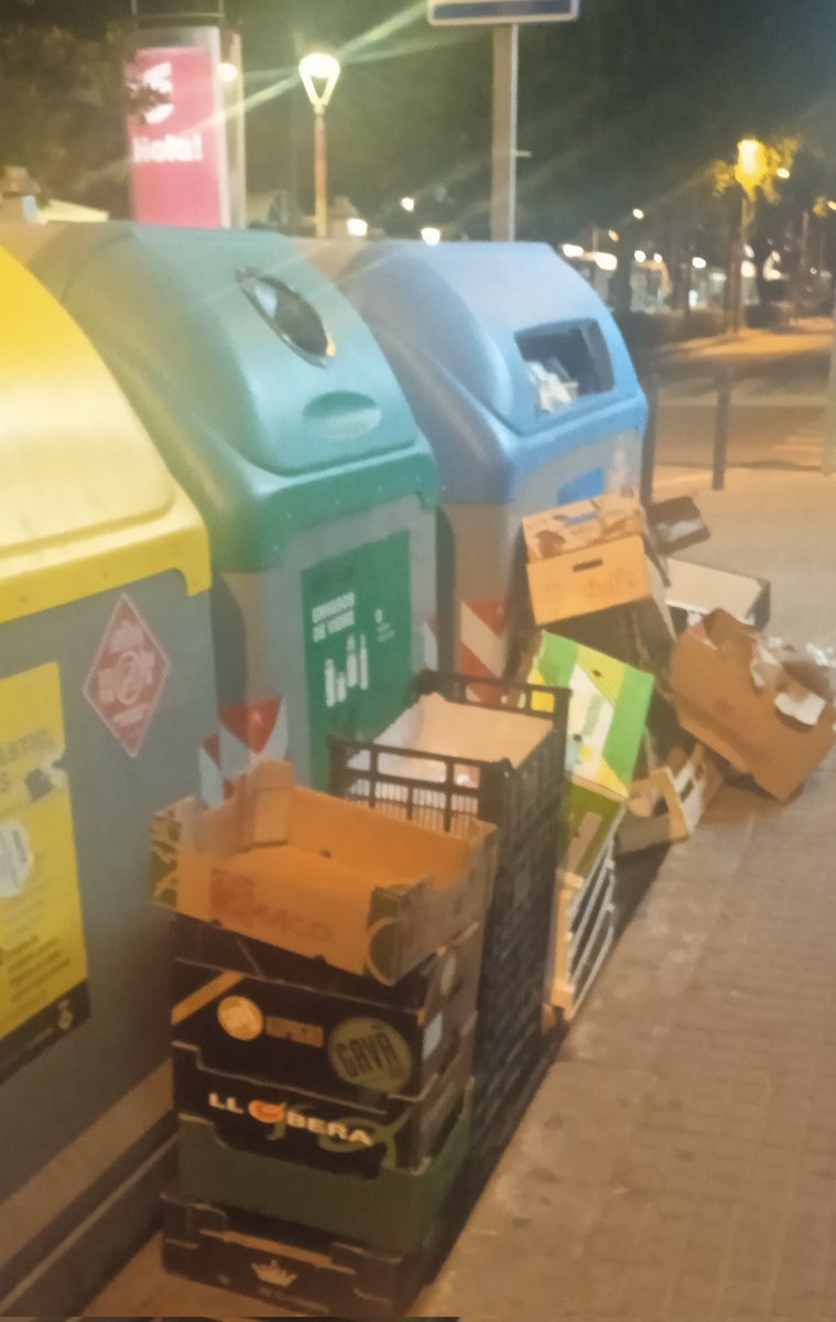 RieraMinguet's tweet photo. Així estan els contenidors cada dia a la Rambla Modolell de @ViladecansTweet i el veïnat no ho mereixem. Cal solucions i no podem esperar al nou pla de gestió de residus. https://t.co/0xD4VVVN8L