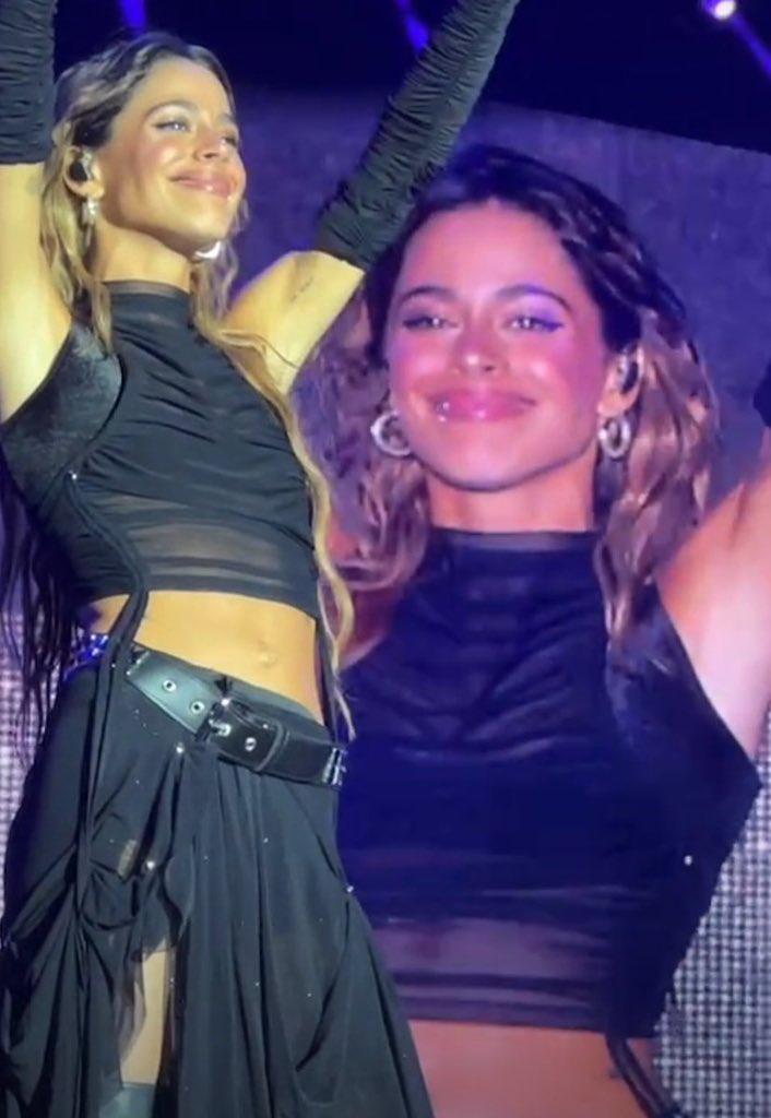 rosextini's tweet photo. ella esta logrando terminar el tour más difícil de su vida😢🤍🤍🤍 https://t.co/BbprJAjbAq