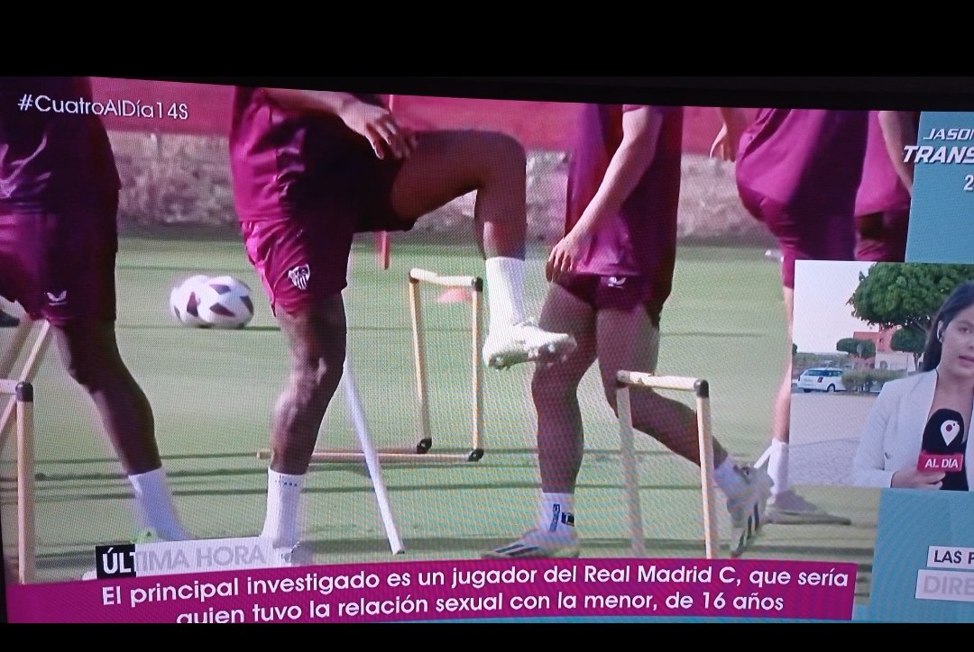 En Cuatro dan la noticia de que 4 futbolistas de la cantera del Real Madrid han sido detenidos por la difusión de un vídeo sexual con una menor. Lo hacen con una imagen de los jugadores del Sevilla.