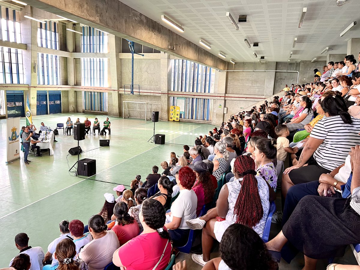 Escuchamos atentamente en 
la Audiencia Pública citada por la JAC comuna 8, el llamado de los habitantes con respecto a los cambios que ha tenido el SISBEN y de que forma los ha afectado.