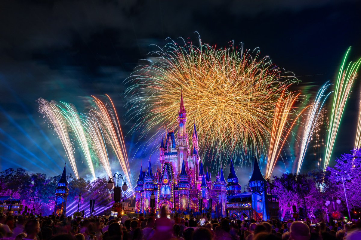 derekcress's tweet photo. Fighting the crowd for the right spot. #waltdisneyworld #happilyeverafter https://t.co/bKEIjct89F
