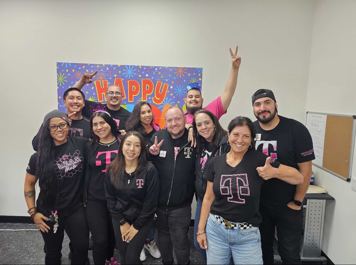 SDSW squad!! Ready for iPhone launch!! <a href="/JordanaThorburn/">Jordana Thorburn</a> #WestisBEST!!