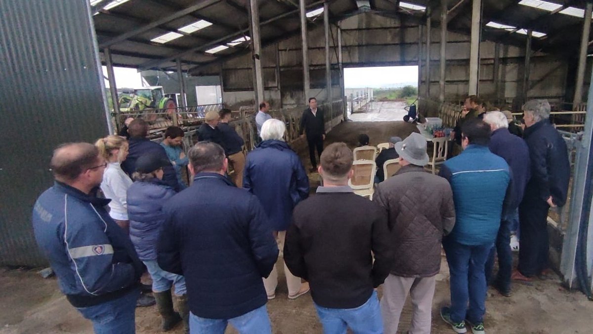 martinheydonfg's tweet photo. Great to join @cyrilcrowe, local election candidate for Clare on his farm in Quin tonight.

Meeting with local farmers to discuss a range of issues across all sectors ahead of the @FineGael Think In https://t.co/olflYkvWb7