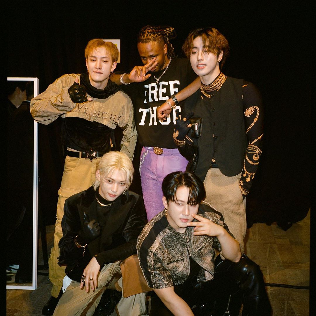 SkzHn2023's tweet photo. El Productor y Dj Metro Boomin junto a Felix y 3racha 🔥💗
-🍡
#STAY #KPOP #SKZinNewYork #VMAs #YouMakeStrayKidsStay #BangChan #LeeKnow #I_N #Seungmin #Changbin #Hyunjin #Han #Felix #StraykidsenHonduras #S_CLASS_VMAPERFORMANCE #STRAYKIDSATVMAS #StrayKids_VMA_BestKPop https://t.co/K8l60QB8qb