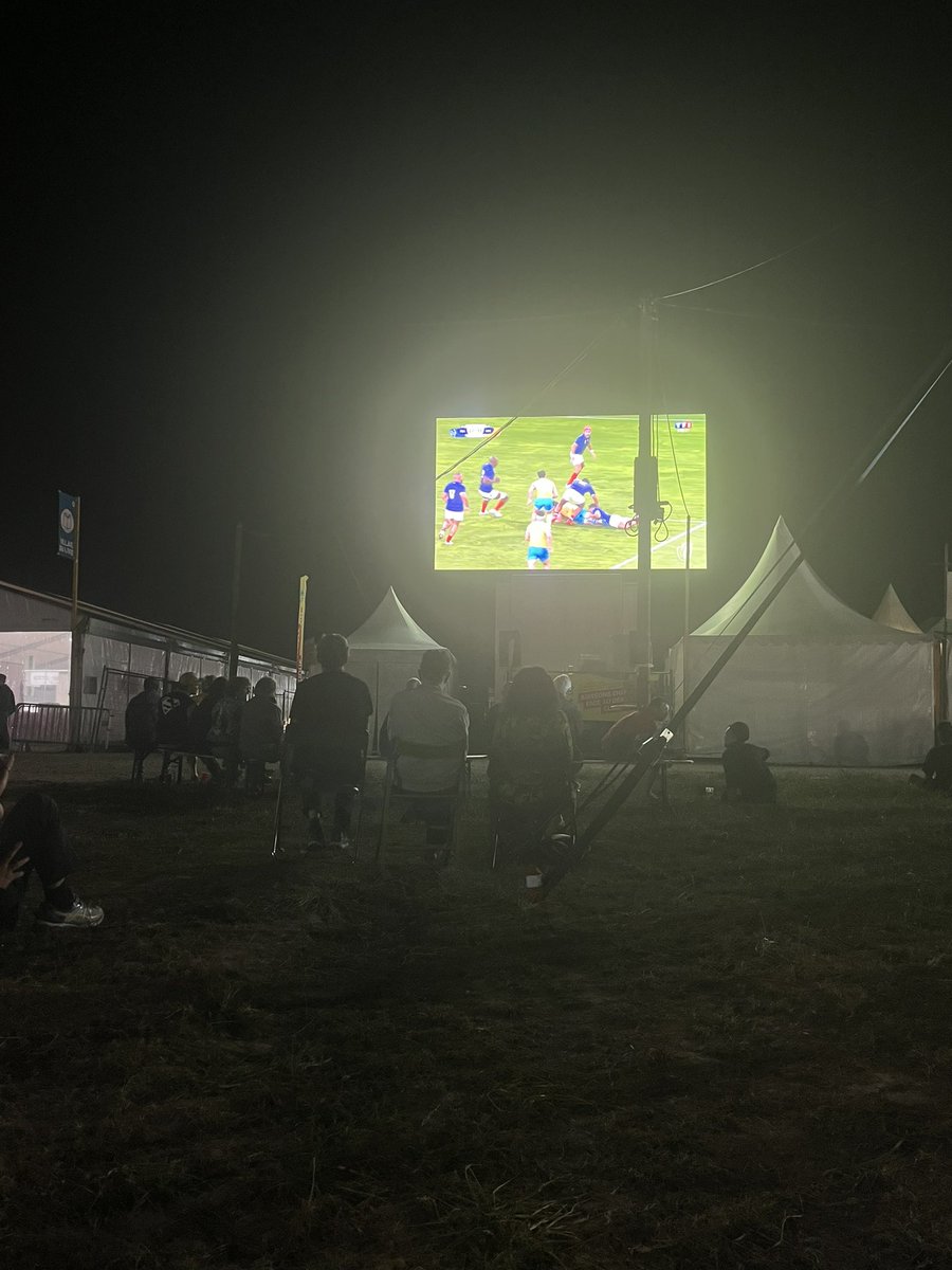 Une magnifique victoire de <a href="/FranceRugby/">France Rugby</a> #FRAvURU #RugbyWorldCup pour bien début la <a href="/FetedelHumanite/">Fête de l'Humanité</a> 😌