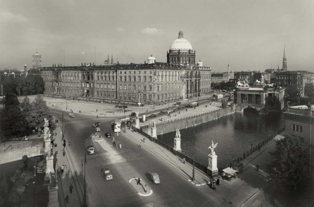 fluxxus's tweet photo. @rbb24 Zumindest haben sie sich an die Tradition gehalten: Früher hatte das Stadtschloss auch nicht mehr Grün.
Nur leider: Nix gelernt! Heute sollte man es eigentlich besser wissen. https://t.co/RN9C0ThgyU