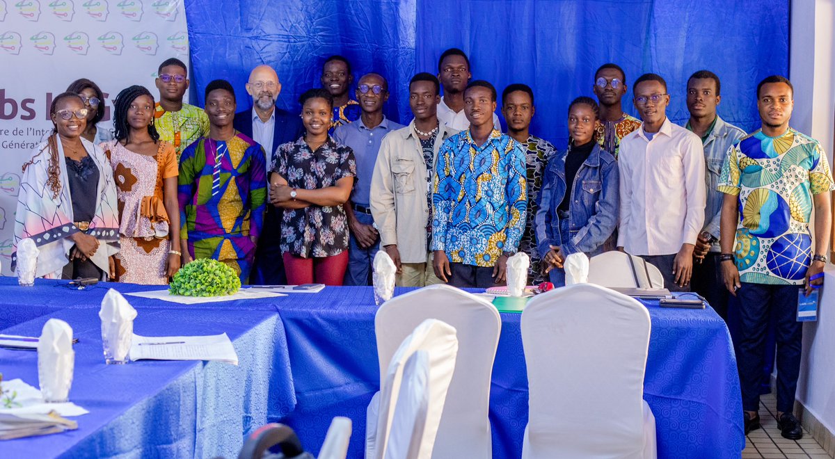 D’un récent déplacement au Bénin 🇧🇯, je conserve à l’esprit un proverbe africain que tous les communicants devraient garder en mémoire : 

« Le silence est parfois plus éloquent que les mots ».

#Communication #Information #Presse

(Photo : rencontre à Cotonou <a href="/LabsGv/">Labs la GV</a> avec des