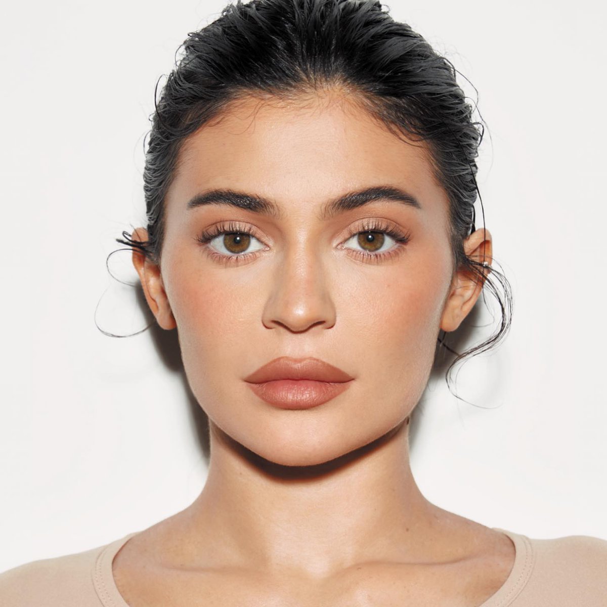 KylieJenner's tweet photo. POWER PLUSH LONGWEAR CONCEALER shade 4.5c. My new hydrating and weightless formula gives you undetectable wear all day long. 40 shades. medium buildable coverage. no creasing, no caking. launching September 27th 🤍https://t.co/bDaioh0UAV @kyliecosmetics https://t.co/34H1423yLb