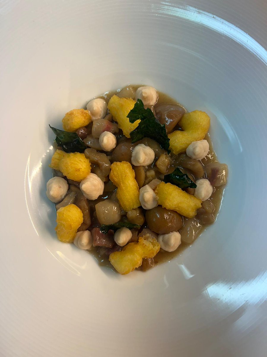 En O Regueiro da Cova, Verín OU
Vieira, shiitake d Trives y jamón d pato <a href="/AnadesGalicia/">Ánades Galicia</a>.
Ciervo, demiglace de el mismo, enoki d Riós, cacao, phisalis y milfollas d patata con salsa d anacardos.
Castaña de Riós, churro d patata da Limia, fabas d lourenza y panceta d porco celta