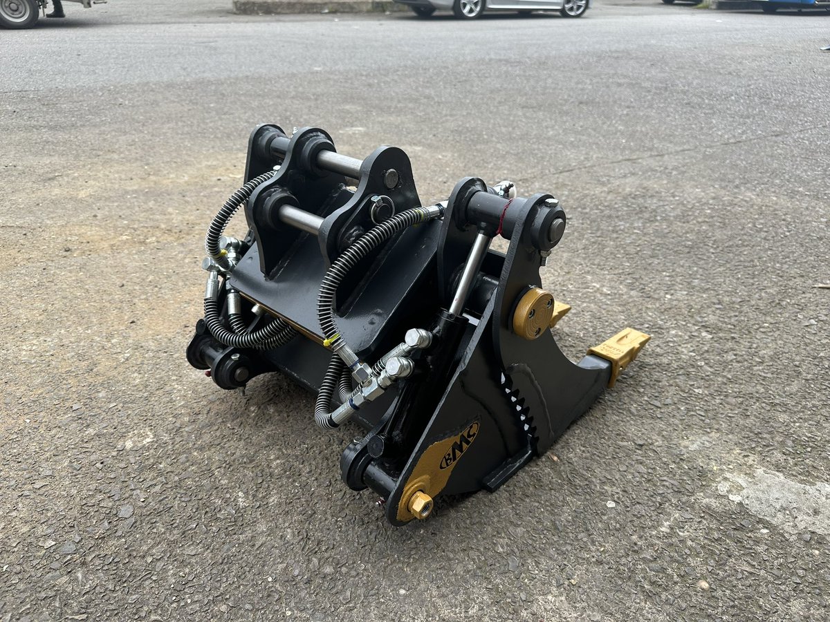 4 in 1 bucket to suit a 1 ton machine out today 

#madeinuk 
#bespoke