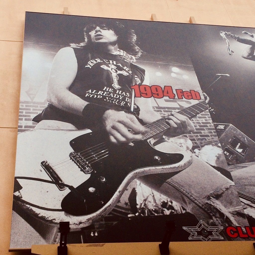mhb1851's tweet photo. RIP. #JohnnyRamone
レミーとジョニー・ラモーンはプレスリーのトリビュート曲「Good Rockin' Tonight」で共演。エルヴィスの大ファンのジョニーはスタジオに楽譜を持参し、もっとやろうとメンバーを誘ったとか。偉大なギタリストの魂よ、永遠にロックンロールの中に漂いたまえ🌹 https://t.co/AsKBnXMmpa