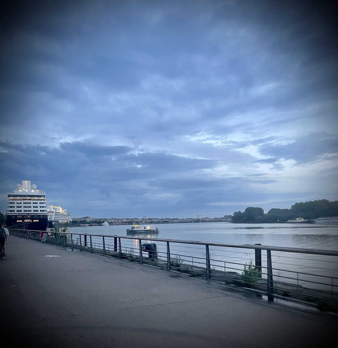 StphanieLepell1's tweet image. Vue matinale …vs….vue pause café 
#perdir #viebordelaise