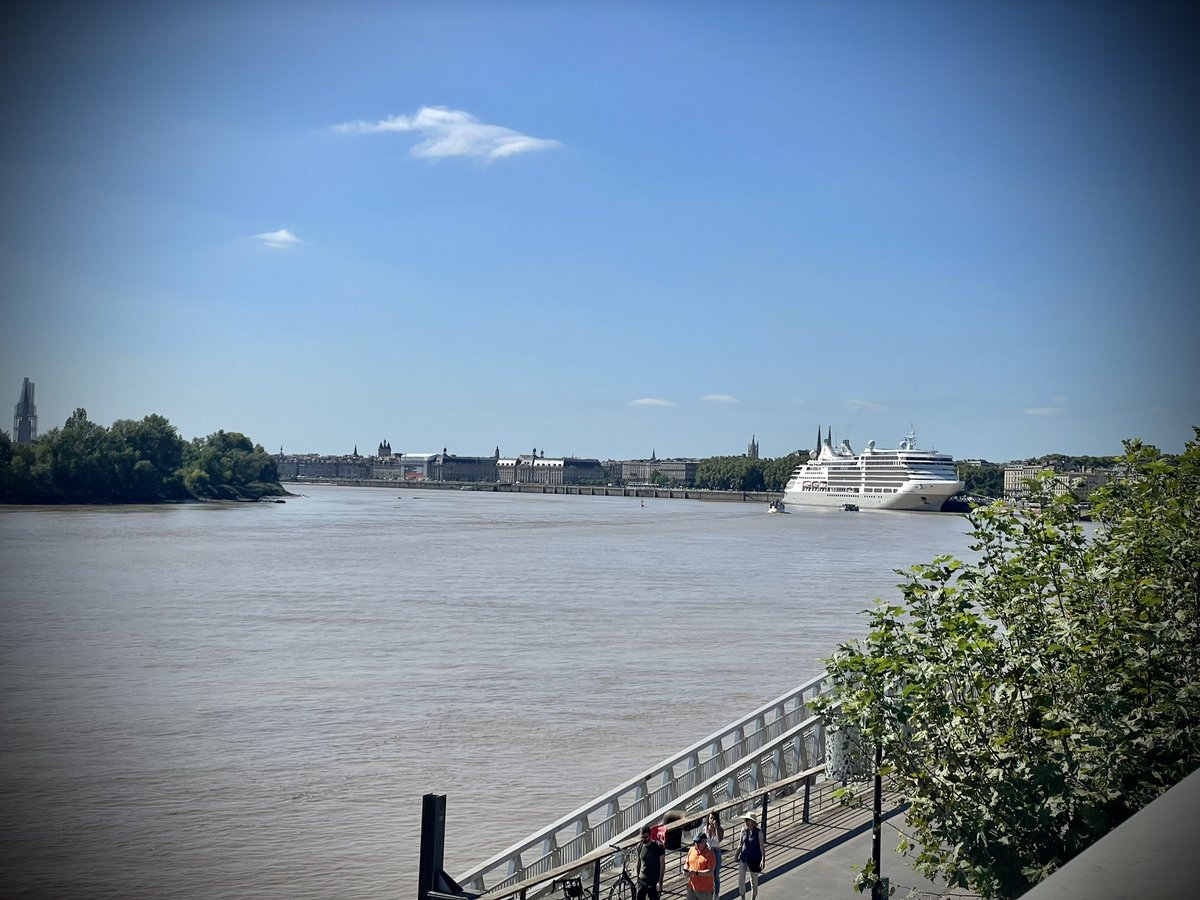 StphanieLepell1's tweet image. Vue matinale …vs….vue pause café 
#perdir #viebordelaise