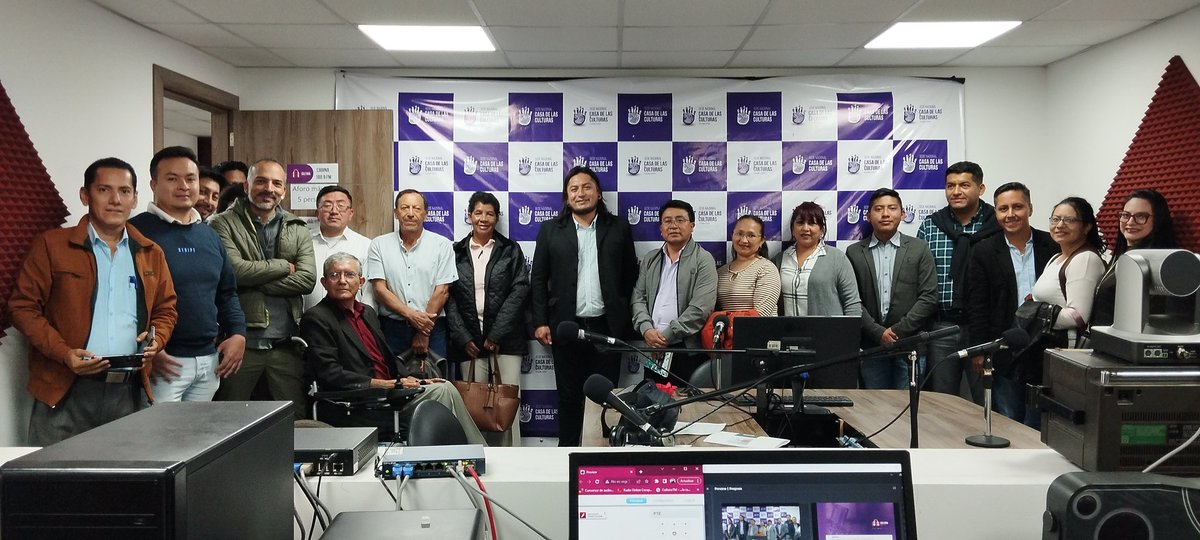 CulturaFM1009's tweet photo. 📻Una delegación de medios comunitarios visitaron las instalaciones de las Radios de la @CasadelaCultura, en #Quito.
🟣@MarceloNegret15, coordinador de las Radios CCE, comentó la historia de nuestros medios, los retos y metas como #mediopúblico
#Corape #comunicacióncomunitaria https://t.co/N2IvvSUpwF