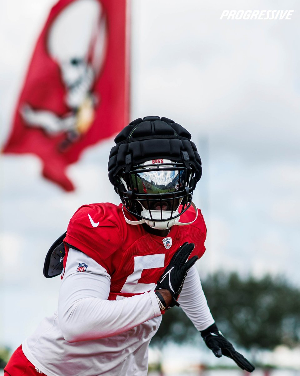 Buccaneers's tweet image. Lavonte David is one of four players in @NFL history with 1,300+ tackles, 25+ sacks and 10+ INT through 11 seasons 👏