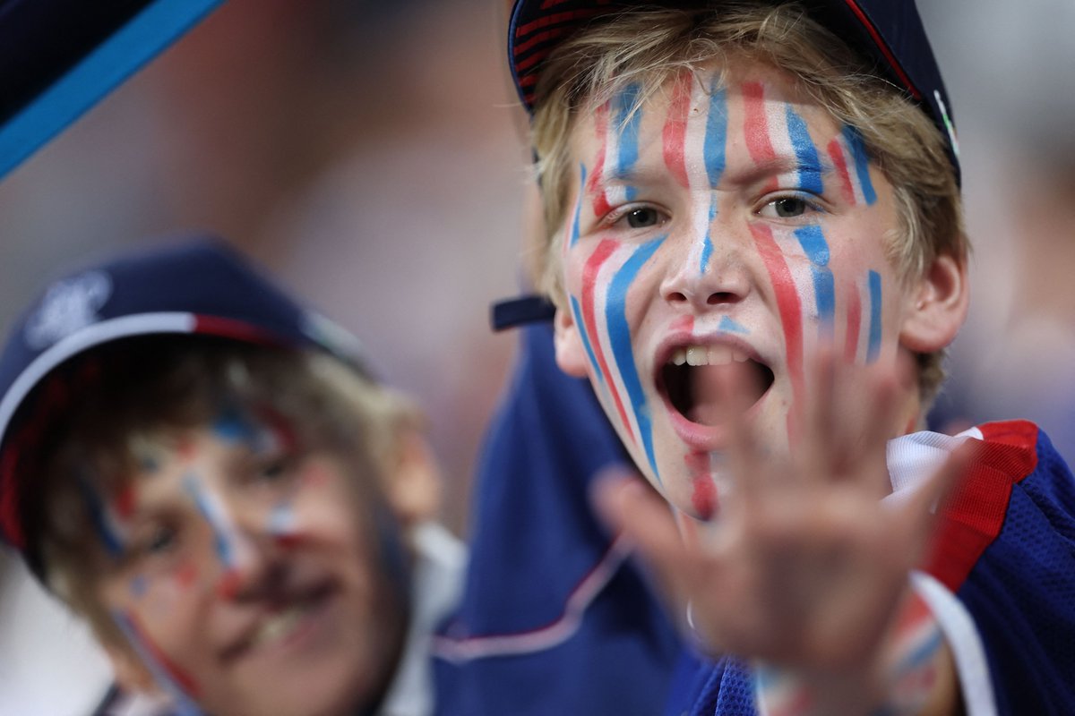 France2023's tweet photo. Victoire sous les étoiles lilloises ✨
---
Victory under the stars of @MetropoleLille ✨

#RWC2023 #FRAvURU https://t.co/xDkY48DuMU
