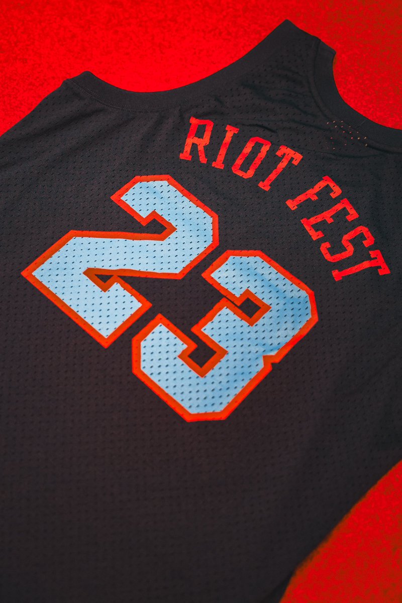 chicagobulls's tweet image. Bulls x Riot Fest merch 🔥 

RT &amp;amp; comment your size for a chance to win a limited edition @RiotFest jersey! 👀