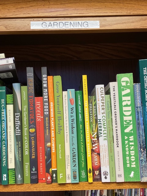 bookwormqc's tweet photo. Now is the time to make your gardening plans for later in the fall and for the spring. And that includes how you will attract birds, both native and those who come through our area as part of their migration. Start with a good book and develop your plans from there. https://t.co/17LgD1cEhT