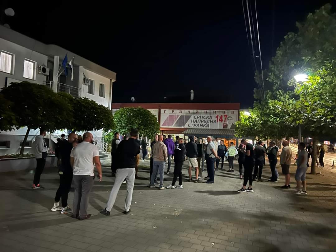 ‼️Okupljanje u Gračanici nakon prebijanje dvojice srpskih mladića od strane pripadnika policije Kosova. #Kosovo #Srbija