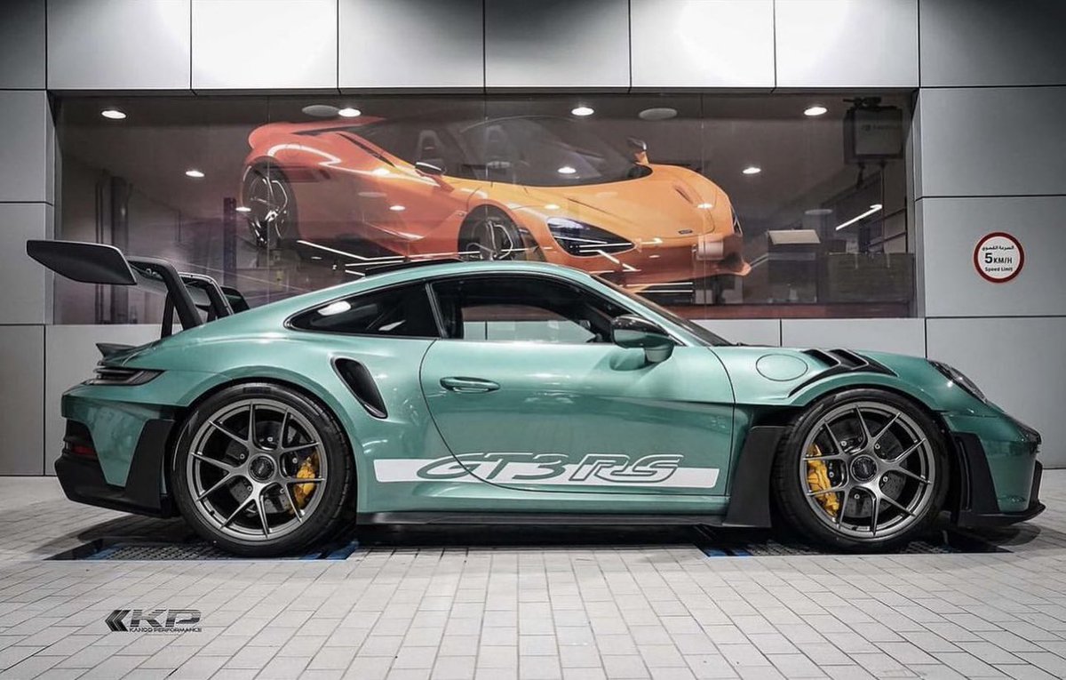 Paint-to-Sample Racing Green Metallic 992 GT3 RS