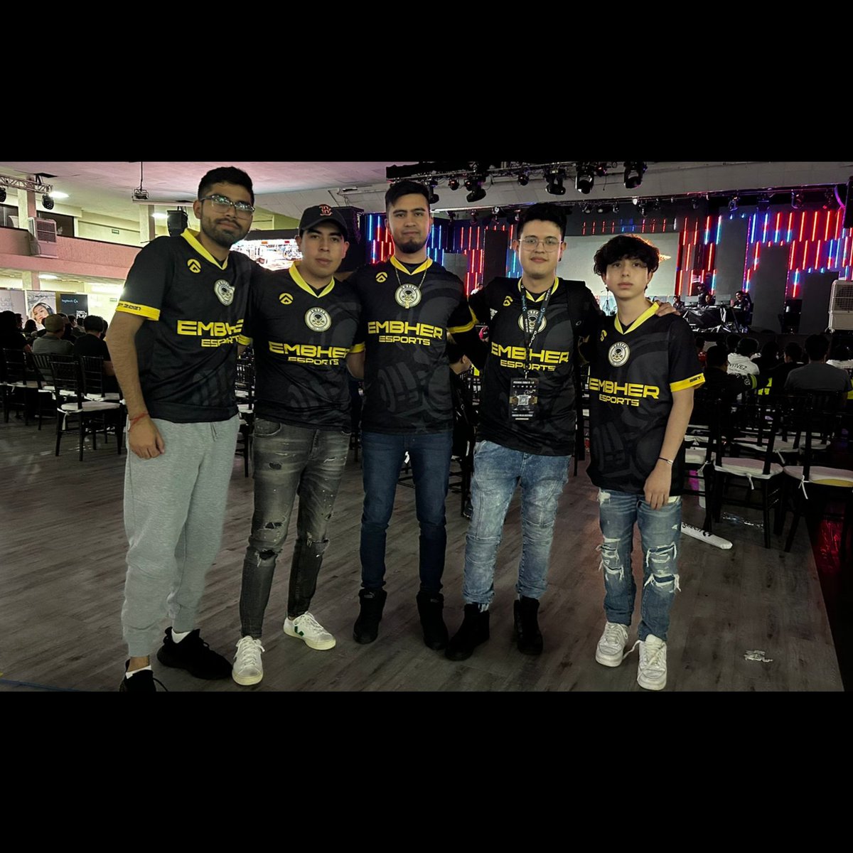 Me dió mucho gusto por fin haber conocido a estos grandes jugadores, gracias chicos! 🥹

👑 <a href="/MonkyzMLG/">Carlos Minguez</a>
👑 <a href="/iDemon9_/">Erick</a>
👑 <a href="/CracK1st/">ᄃ尺ﾑᄃズ 🦇</a>
👑 @DiegoAyalaCa
👑 <a href="/EsportsEmbher/">EMBHER ESPORTS</a>