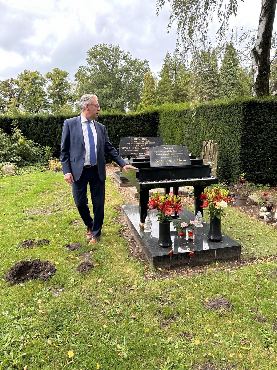 Het werk op een begraafplaats is bijzonder. Er is altijd iets te doen. Hoewel het verlies van een dierbare heel verdrietig is, ontstaan er ook vaak bijzondere verhalen. Moscowa speelt daar een belangrijke rol in. Dank aan Arjen van Vessem, de locatiemanager, voor de uitnodiging!