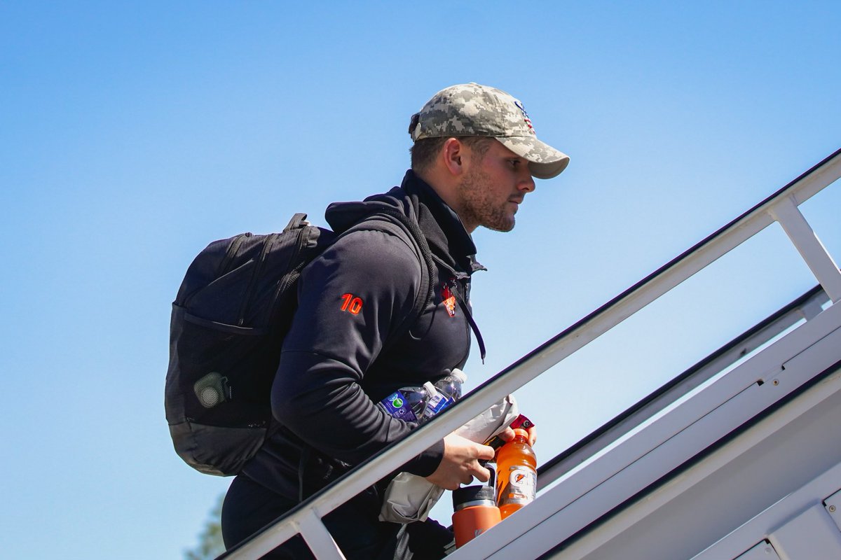 PrincetonFTBL's tweet photo. Wheels Up to San Diego! ✈️

#JUICE 🍊🥤 https://t.co/GSqDNyVW04