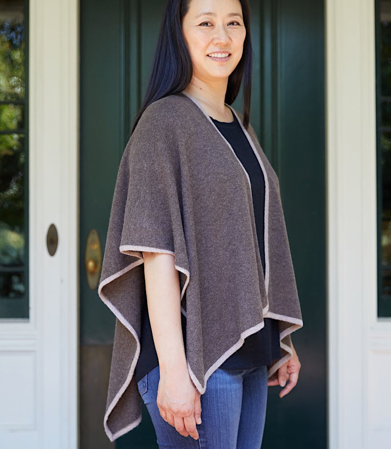 #CHOCOLATE 🤎Such a lovely shade! Our 100% #cashmere wrap is a top classic. You can dress it up or down, with so many ways to match your outfit.
Plus the contrast #color trim is 😍
edenandzoe.com/collections/wo…