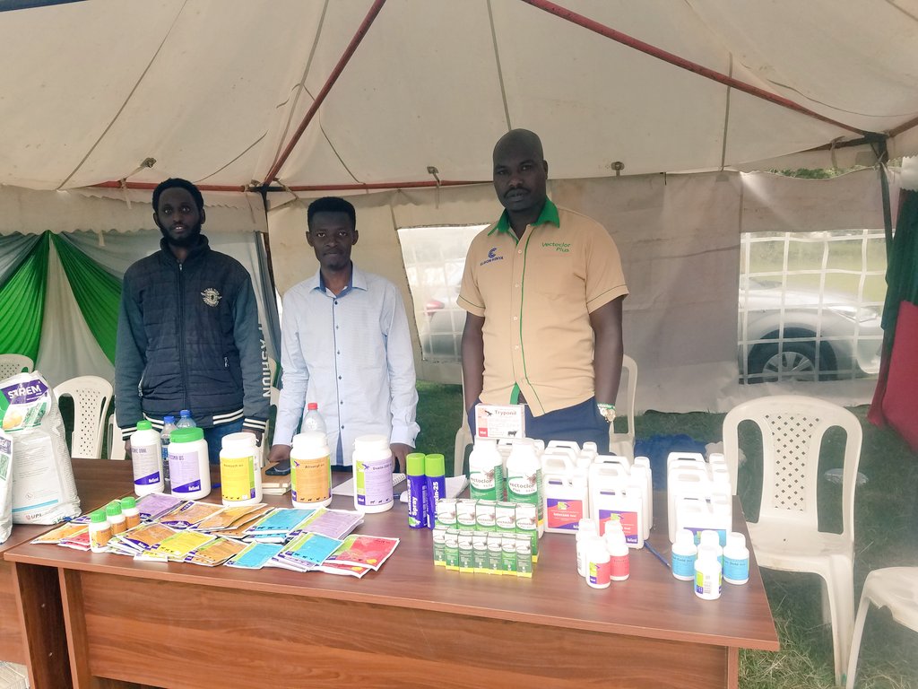 KichmuzLarry's tweet photo. 🌱 Exciting day at the University of Eldoret's Agribusiness Trade Fair! 🚜 Our team from Elgon Kenya is here.  Learn about our range of products for farmers - from plant to animal care. #EldoretAgriFair #SustainableAgri #ElgonKenya 🌾🐄🌿 https://t.co/i1OGkCn64C