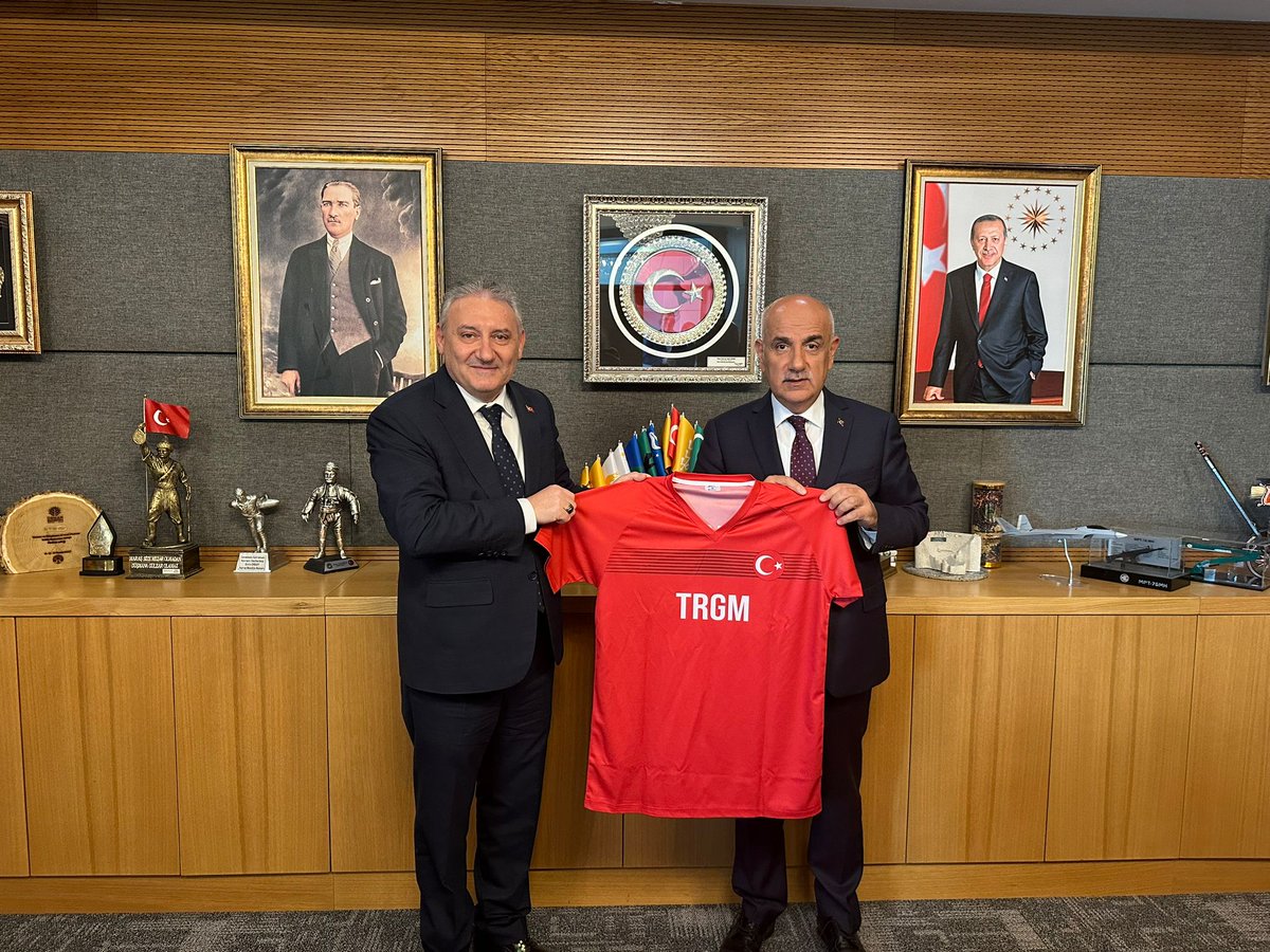 DrOsmanYildiz's tweet photo. T B M.M. Tarım, Orman ve Köyişleri Komisyonu Başkanı ve önceki dönem Tarım ve Orman Bakanımız Sn Prof. Dr. Vahit KİRİŞCİ'yi @VahitKirisci makamında ziyaret ettim. Kabulleri ve misafirperverlikleri için çok teşekkür ederim. https://t.co/Q9cI1rfOXr