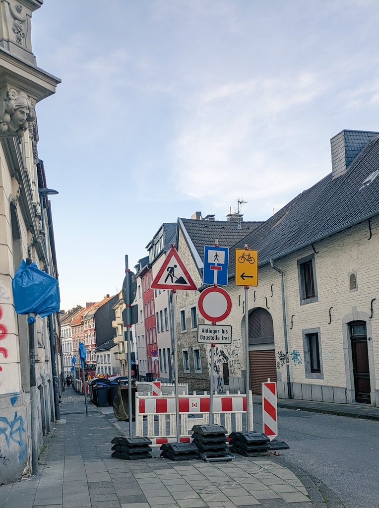 StreetYourself's tweet photo. @PresseamtAachen Kurze Zusammenfassung der andauernden planungswillkür ohne Rücksicht auf Bewohner der Parkzone R. Im Gegenteil, Ordnungsamt patrouilliert mehr denn je und verteilt fleißig Bußgeldbescheide. #ac #fb32 @SibylleKeupen #mobilitätswende @GmbhMobility @aachenerzeitung https://t.co/ZJyLn6bvgK