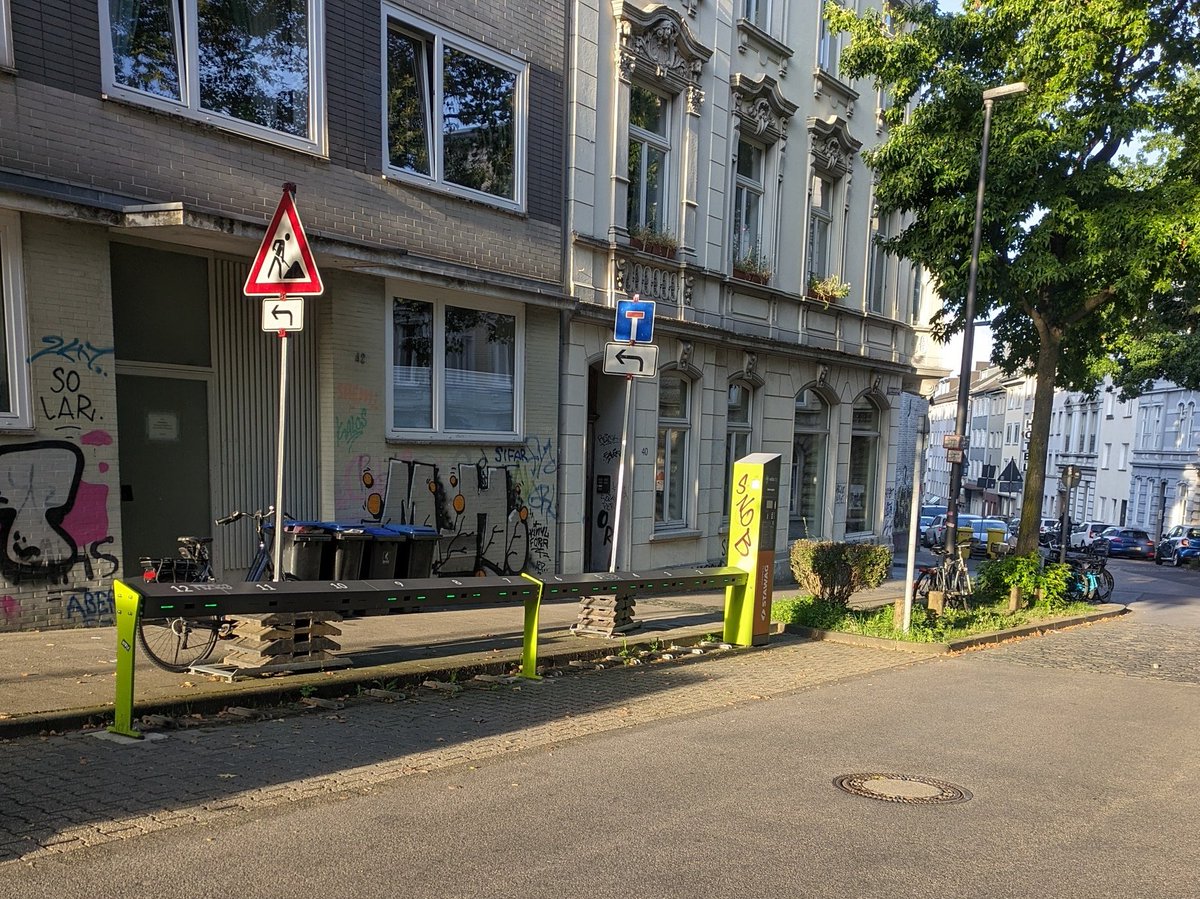 StreetYourself's tweet photo. @PresseamtAachen Kurze Zusammenfassung der andauernden planungswillkür ohne Rücksicht auf Bewohner der Parkzone R. Im Gegenteil, Ordnungsamt patrouilliert mehr denn je und verteilt fleißig Bußgeldbescheide. #ac #fb32 @SibylleKeupen #mobilitätswende @GmbhMobility @aachenerzeitung https://t.co/ZJyLn6bvgK