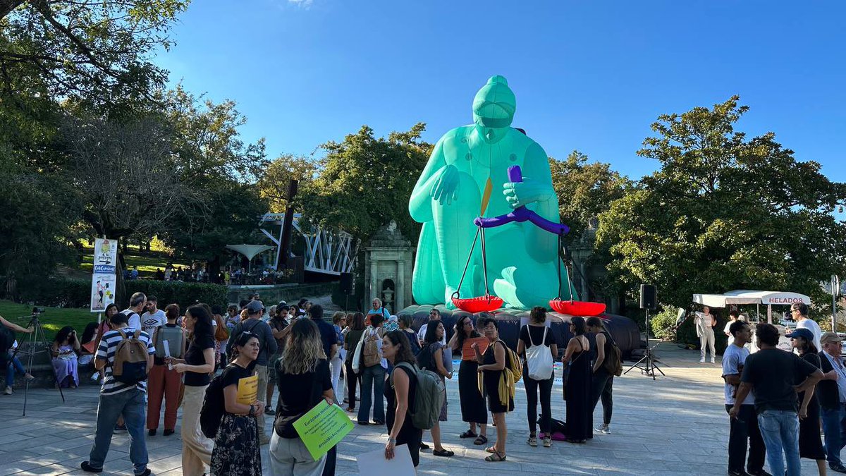 compostelaberta's tweet photo. A “Estatua da Inxustiza” de @EmpresasRespon xa está na Alameda, para reivindicar modelos empresariais máis xustos e sostibles.  Diso tamén se debe falar no #ECOFIN.
Alí estivo @maria_rzs #PorEmpresasResponsables
#StopAbusosCorporativos https://t.co/AQcGJsqvrO