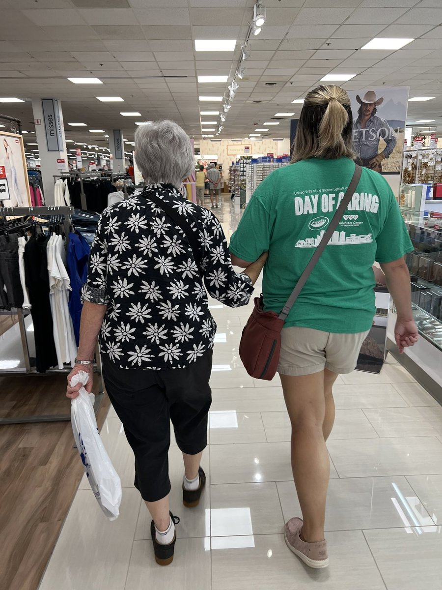 UnitedWayGLV's tweet photo. This #DOC2023, volunteers from @SightsforHope are at the @LVMall helping those with vision impairment shop 👜👗👠 #LIVEUNITED #DayOfCaring https://t.co/nk6ammBj4H