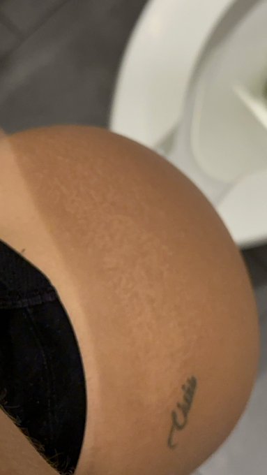 My booty is pealing 😭 https://t.co/agyBzcbZxX