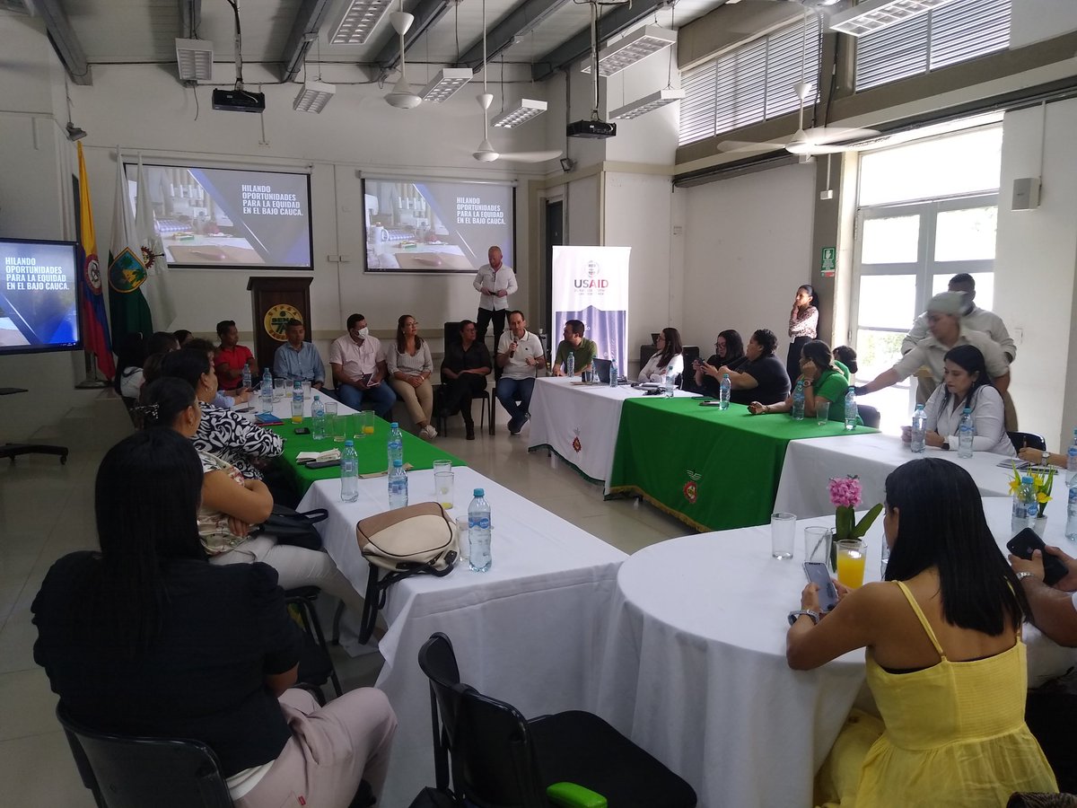 EliHQ's tweet photo. #AEstaHor en la sede de @SENAComunica en Caucasia, se socializa el proyecto "Hilando Oportunidades para la Equidad en el Bajo Cauca": articulación del programa Generando Equidad de @USAID (coordina @ErlyGonzalez ) con SENA, para afianzar la industria de confección en Bajo Cauca https://t.co/JG04BrOJJs