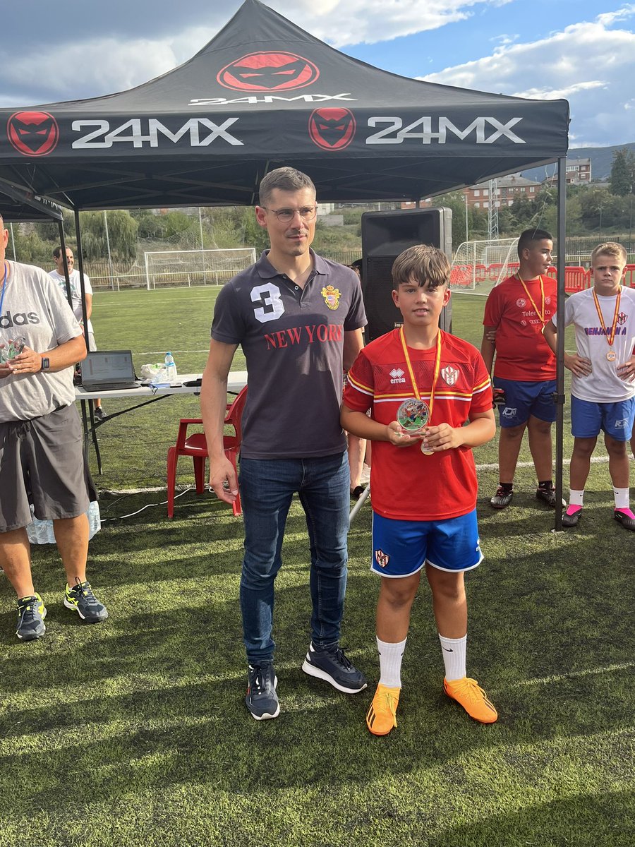 AtcoBembibre's tweet photo. 🆎🛡️⚽️

🔝 Batalla de porteros Fiestas del Cristo 2023 https://t.co/R9ucpShm7q
