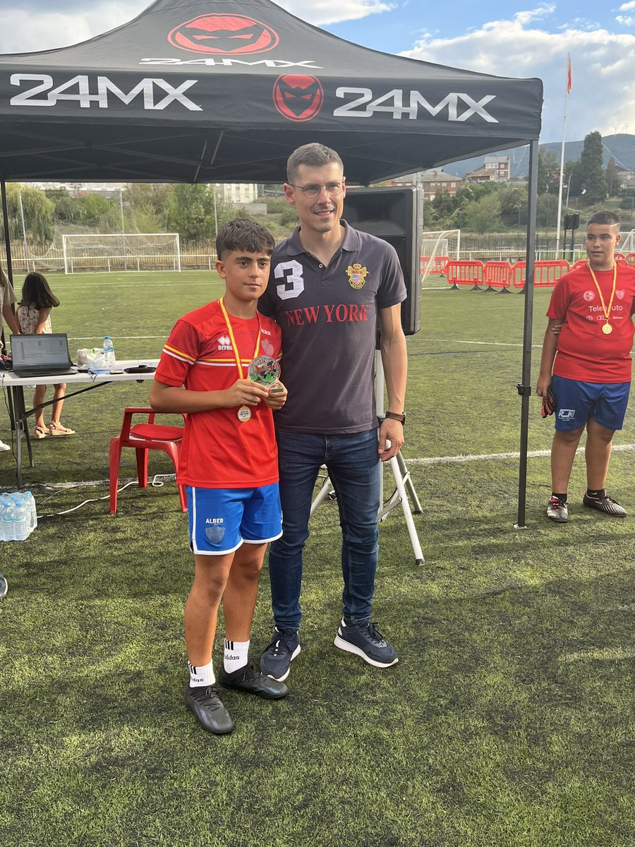 AtcoBembibre's tweet photo. 🆎🛡️⚽️

🔝 Batalla de porteros Fiestas del Cristo 2023 https://t.co/R9ucpShm7q